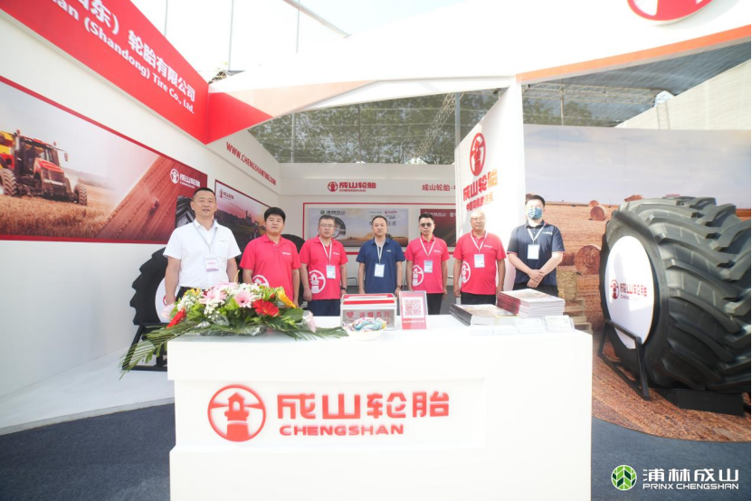 亚星会员平台闪耀新疆农机展 科技创新助力农业现代化